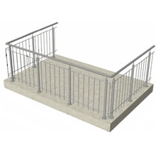 Balkongeländer aus Metall auf Betonplatte