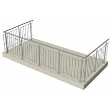 Balkongeländer aus Metall auf einer Betonplattform