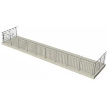 Langer Steg mit Geländer aus Metall