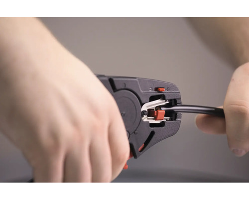 Abisolierzange im Einsatz an einem Kabel