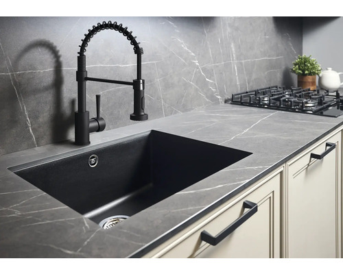 Küchenspüle mit Armatur auf Arbeitsplatte