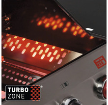 Nahaufnahme des beleuchteten Innenraums eines Gasgrills mit Turbo Zone Funktion.