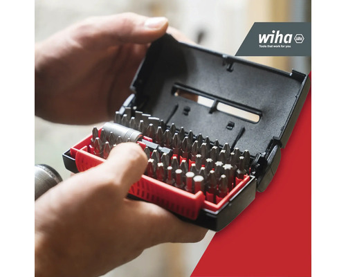 Hand hält ein geöffnetes Bit-Set mit verschiedenen Bits