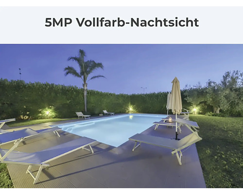 Schwimmbadbereich mit Liegestühlen bei Nacht