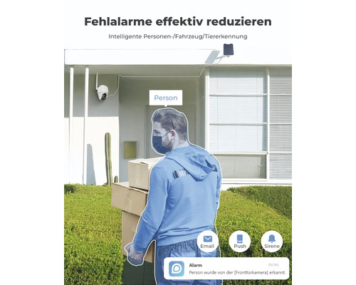 Szene mit einer Person vor einem Haus mit Überwachungskamera und Solarmodul zur Reduzierung von Fehlalarmen durch intelligente Personen-, Fahrzeug- und Tiererkennung.