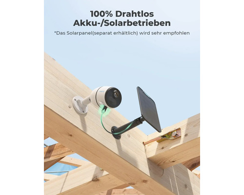 Kabellose Überwachungskamera mit Solarpanel an einem Holzbalken