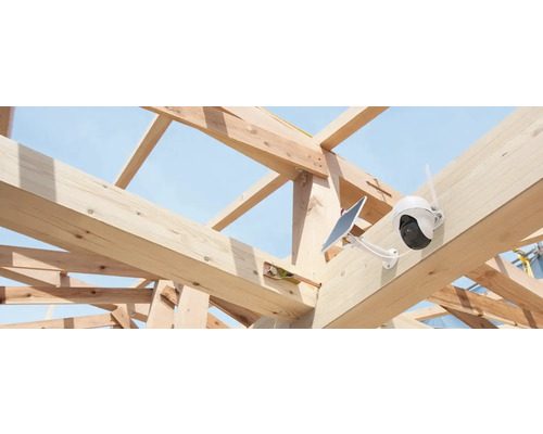 Überwachungskamera mit Solarpanel an Holzkonstruktion