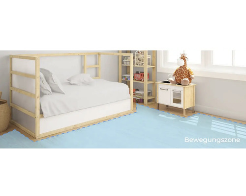Kinderzimmer mit Spielbett, Spielküche und blau markierter Bewegungszone