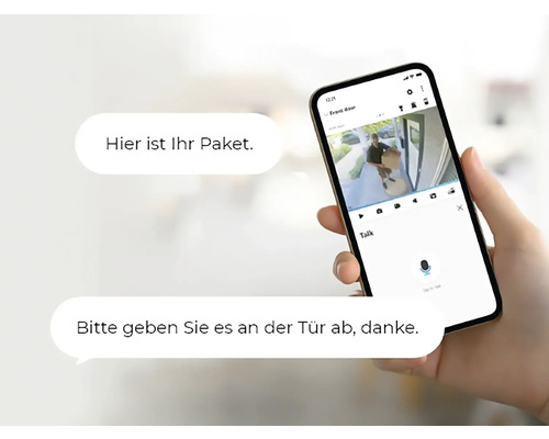 Person hält ein Smartphone mit Überwachungskamera-App, die eine Person mit Paket vor der Tür zeigt