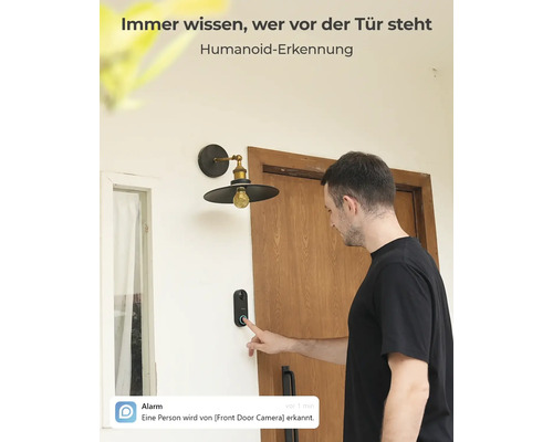 Mann bedient smarte Türklingel mit Kamera