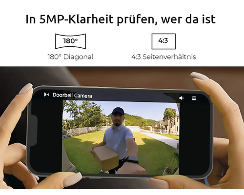 Person überprüft mit dem Mobiltelefon die Türkamera mit 180 Grad Diagonale und 4:3 Seitenverhältnis.