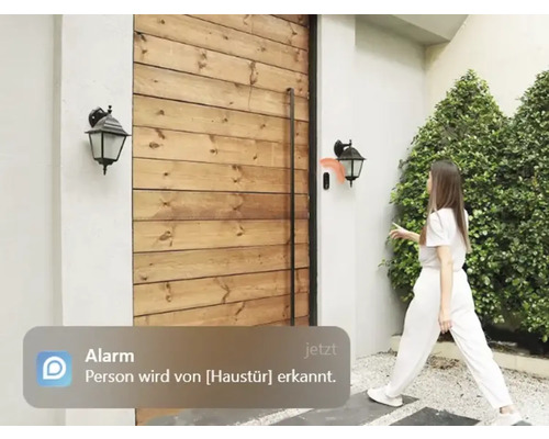 Person wird von der Haustür durch eine Überwachungskamera erkannt.