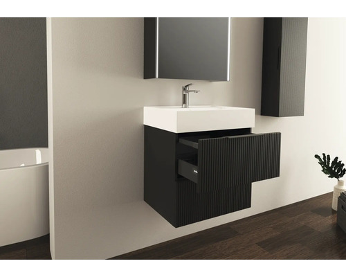 Modernes Badezimmer mit Waschbeckenunterschrank, Spiegel und Hochschrank