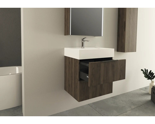 Badezimmer mit Waschbecken, Spiegel und offenem Schubladenschrank