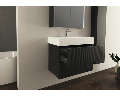 Badezimmer mit Waschtischunterschrank, Waschbecken, Spiegelschrank und Hochschrank