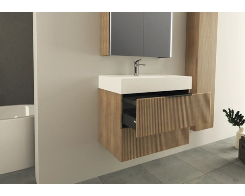 Modernes Badezimmer mit Waschtisch, Spiegel und offenem Schubladenelement