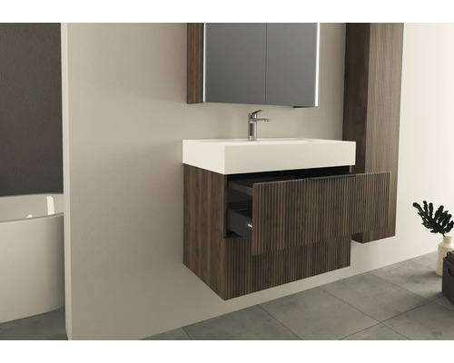 Modernes Badezimmer mit Waschtisch, Waschbecken, Spiegelschrank und offenem Schubladenelement.