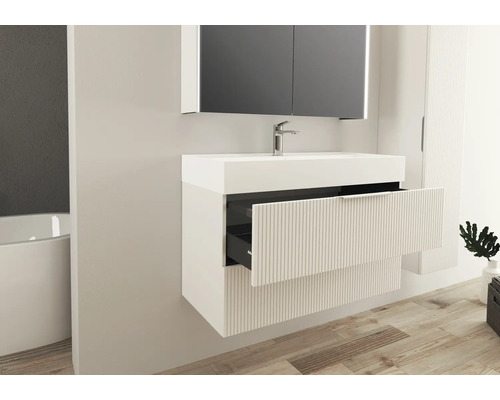 Badezimmer mit Waschtisch, Spiegelschrank, Waschbecken und offener Schublade