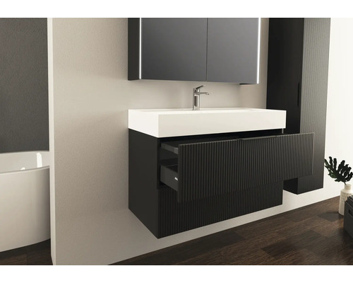 Modernes Badezimmer mit Waschbeckenunterschrank, Spiegel und Hochschrank