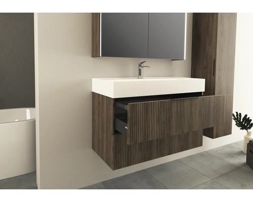 Badezimmer mit Waschtischunterschrank mit Auszug, Waschbecken, Spiegelschrank und Hochschrank