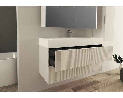 Badezimmer-Szene mit Waschbecken, Waschtischunterschrank mit geöffneter Schublade, Spiegelschrank und Armatur