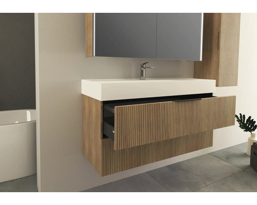 Badezimmer mit Waschtischunterschrank, Waschbecken, Spiegel und geöffneter Schublade