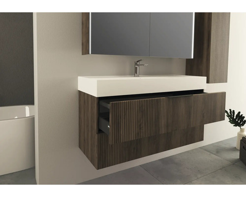 Badezimmer mit Waschtisch, Spiegel und offenem Schubfach