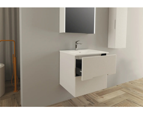 Badezimmer mit Waschtischunterschrank, Spiegel und Hängeschrank