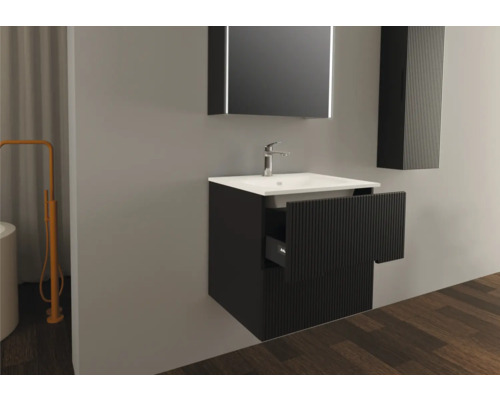 Badezimmer mit Waschtischunterschrank, Waschbecken, Spiegelschrank und Hochschrank