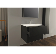 Badezimmer mit Waschtisch, Spiegel und Hochschrank im modernen Design