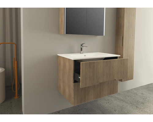 Badezimmer mit Waschtisch, Spiegel und Hochschrank