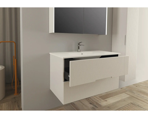 Badezimmer mit Waschbeckenunterschrank, Spiegel und Hochschrank