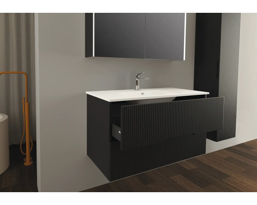 Badezimmer Szene mit Waschtischunterschrank, Waschbecken, Spiegelschrank und Hochschrank