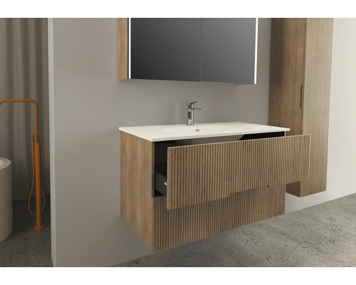 Badezimmer mit Waschtisch, Spiegel und Hochschrank im Holzdesign