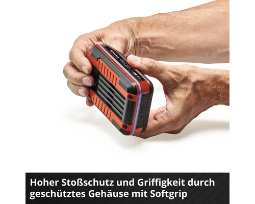 Einhell Akku im Softgrip Gehäuse in Händen gehalten