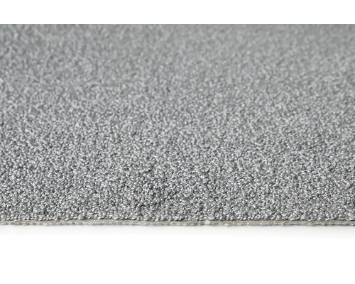 Nahaufnahme eines grauen Teppichs mit kurzem Flor