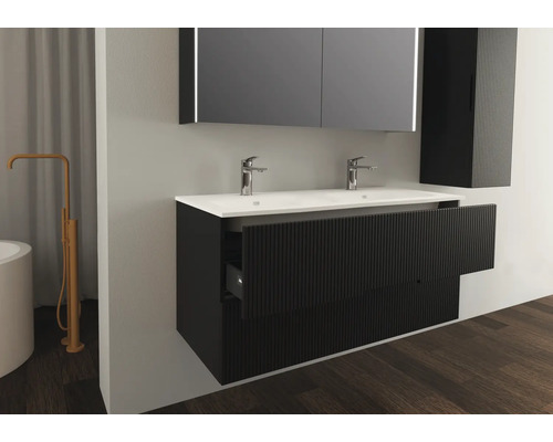 Badezimmer mit Waschtisch, zwei Armaturen und Spiegel