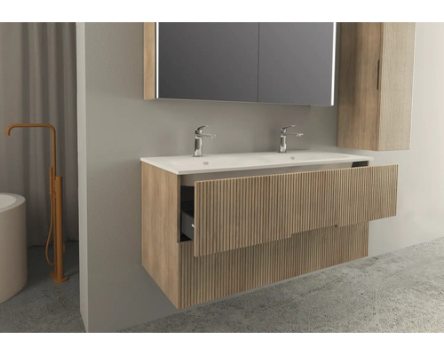 Badezimmer mit Doppelwaschbecken, Spiegelschrank und offenem Schubladenelement