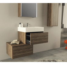 Badezimmer mit Waschbeckenunterschrank, Waschtisch und Spiegelschrank in Holzoptik