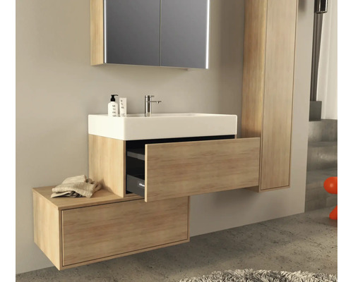 Modernes Badezimmer mit Waschtisch, Unterschrank, Spiegelschrank und Hochschrank für ein stilvolles Ambiente