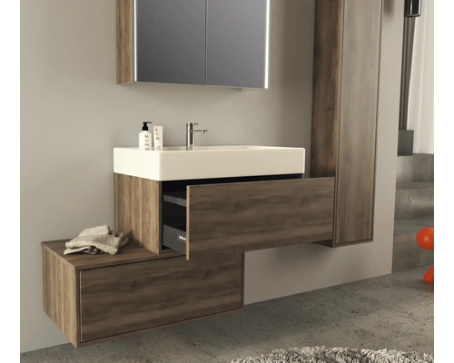 Badezimmer mit Waschtisch, Spiegel und offenem Schubladenelement