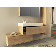 Modernes Badezimmer mit Waschbecken, Unterschrank und Spiegelschrank