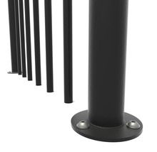 Detailaufnahme eines schwarzen Zauns mit runden Metallpfosten