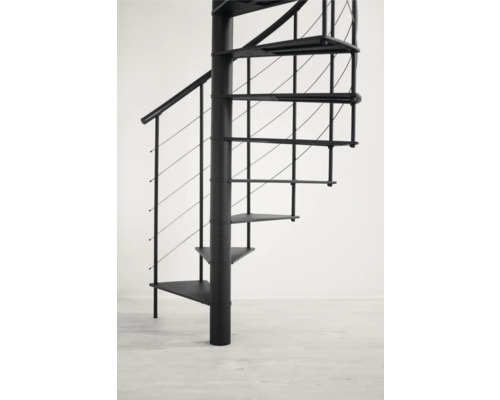 Schwarze Wendeltreppe aus Metall mit Geländer