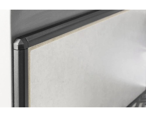 Detailansicht einer Duschwand mit Einfassprofil