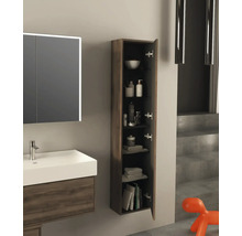 Badezimmer mit Waschbeckenunterschrank und offenem Hochschrank zur Aufbewahrung von Badartikeln