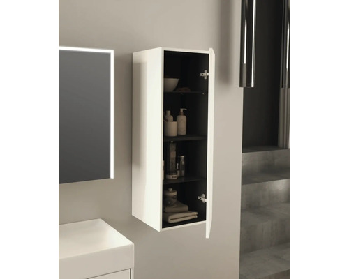 Badezimmer mit hängendem Spiegelschrank mit offener Tür und mehreren Regalen zur Aufbewahrung