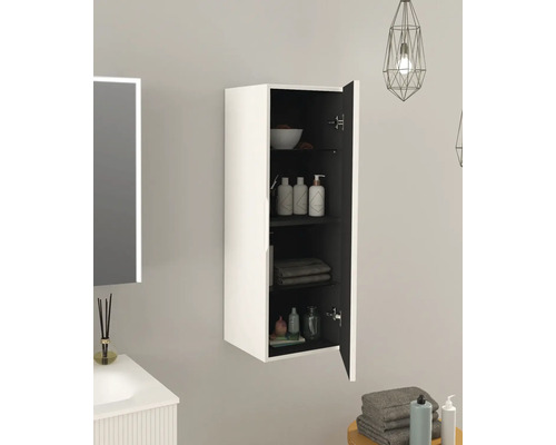 Badezimmer mit offenem, an der Wand montiertem Hängeschrank zur Aufbewahrung von Badutensilien