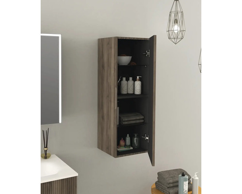 Badezimmer mit Hängeschrank zur Wandmontage und geöffneter Tür zur Aufbewahrung von Badartikeln