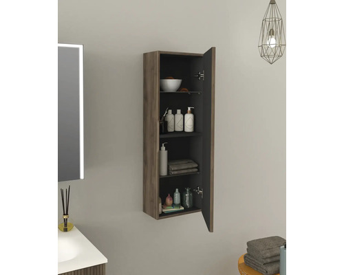 Offener Badezimmerschrank mit Regalen zur Aufbewahrung von Badartikeln